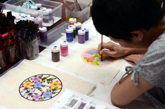 本紅型作家・知花幸修さんの染千花工房での友禅体験を紹介しています。 本紅型作家・知花幸修さんの染千花工房での友禅体験を紹介しています。
