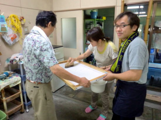 豆汁(大豆の汁)を塗って滲みぼうしをします。 豆汁(大豆の汁)を塗って滲みぼうしをします。