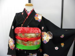 正絹丹後縮緬、手描き四ッ身京友禅黒【UO-202】レンタルキモノ|大阪、日産呉服・和田甚 正絹丹後縮緬、手描き四ッ身京友禅黒【UO-202】レンタルキモノ|大阪、日産呉服・和田甚