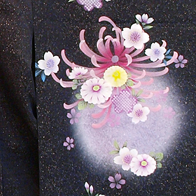 ラメ入り地紋・桜・菊柄京友禅振袖、黒【FR-102】|ふりそでレンタル|大阪都島、日産呉服・和田甚
