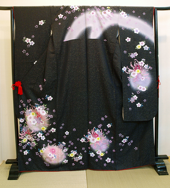 ラメ入り地紋・桜・菊柄京友禅振袖、黒【FR-102】|ふりそでレンタル|大阪都島、日産呉服・和田甚 ラメ入り地紋・桜・菊柄京友禅振袖、黒【FR-102】|ふりそでレンタル|大阪都島、日産呉服・和田甚