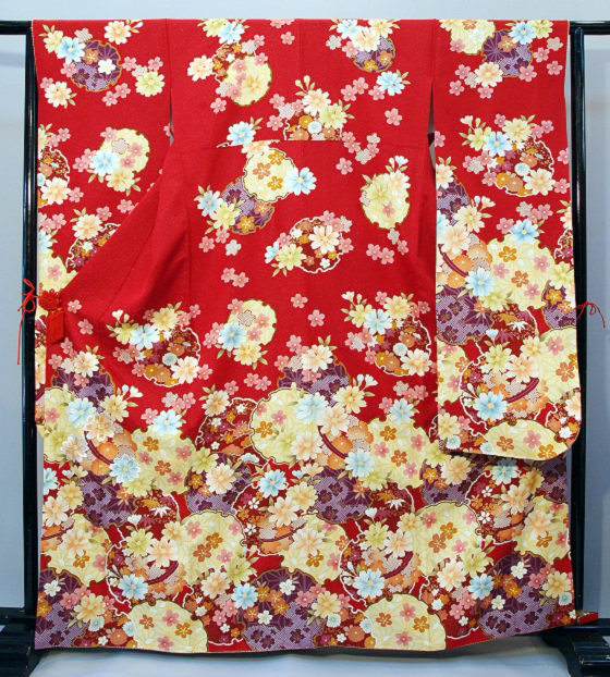 正絹ラメ入り地紋の雪輪と桜文様の金彩手描き刺繍京友禅の赤地振袖、レンタル大阪