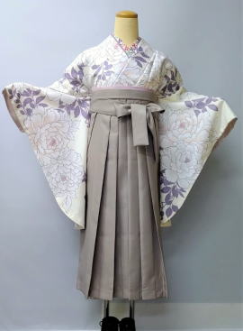 くすみカラー新作小袖＋チャコールグレー袴＋レトロバックに刺繍衿、渋ピンクの伊達襟をコーディネート|袴レンタル|大阪都島、日産呉服・和田甚