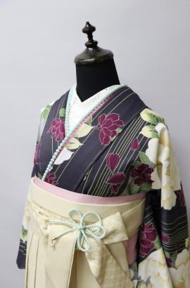 くすみカラー新作小袖+白地袴+レトロバックに刺繍衿、パール伊達襟をコーディネート|袴レンタル|大阪都島、日産呉服・和田甚 くすみカラー新作小袖+白地袴+レトロバックに刺繍衿、パール伊達襟をコーディネート|袴レンタル|大阪都島、日産呉服・和田甚