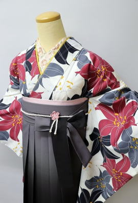 くすみカラー新作小袖+黒・グレーツートン袴+レトロバックに刺繍衿、抹茶の伊達襟をコーディネート|袴レンタル|大阪都島、日産呉服・和田甚 くすみカラー新作小袖+黒・グレーツートン袴+レトロバックに刺繍衿、抹茶の伊達襟をコーディネート|袴レンタル|大阪都島、日産呉服・和田甚