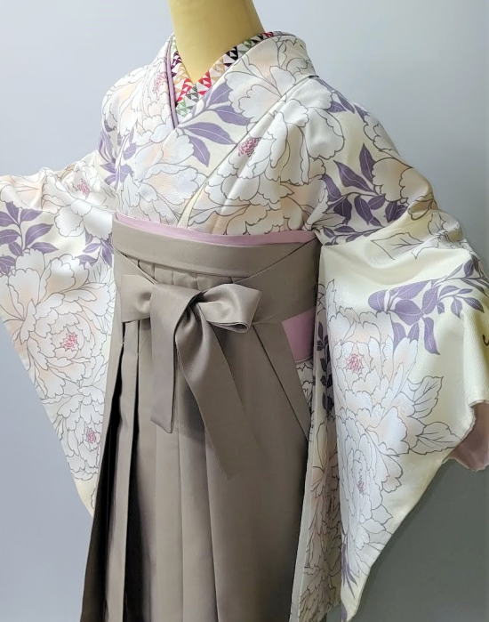 くすみカラー新作小袖+チャコールグレー袴+レトロバックに刺繍衿、渋ピンクの伊達襟をコーディネート|袴レンタル・着付け無料・手ぶらセット|大阪都島、日産呉服・和田甚 くすみカラー新作小袖+チャコールグレー袴+レトロバックに刺繍衿、渋ピンクの伊達襟をコーディネート|袴レンタル・着付け無料・手ぶらセット|大阪都島、日産呉服・和田甚