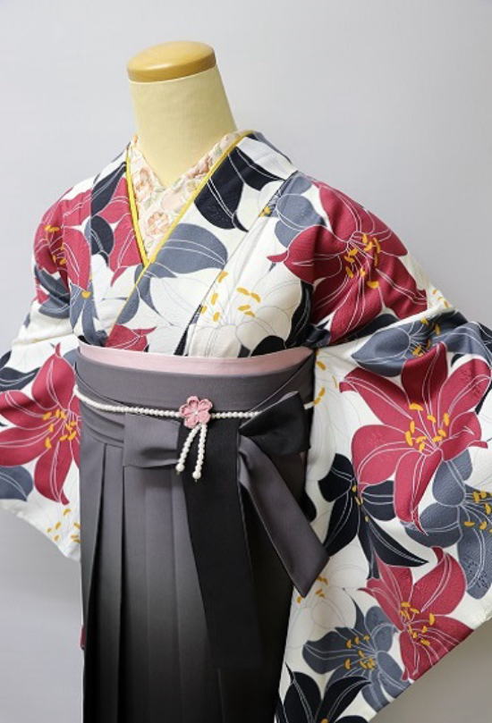くすみカラー新作小袖+黒・グレーツートン袴+レトロバックに刺繍衿、抹茶の伊達襟をコーディネート|袴レンタル|大阪都島、日産呉服・和田甚 くすみカラー新作小袖+黒・グレーツートン袴+レトロバックに刺繍衿、抹茶の伊達襟をコーディネート|袴レンタル|大阪都島、日産呉服・和田甚