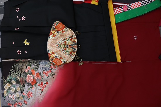 正絹色留振袖+黒地柄入袴+レトロバックに赤黒の刺繍衿、濃緑の伊達襟をコーディネート。貴方の夢を叶えます:red-hurisode_F021 正絹色留振袖+黒地柄入袴+レトロバックに赤黒の刺繍衿、濃緑の伊達襟をコーディネート。貴方の夢を叶えます:red-hurisode_F021
