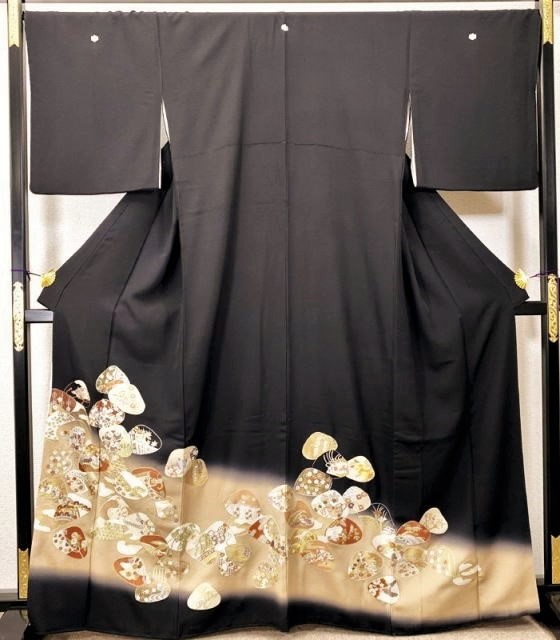 正絹総刺繍黒留袖/新柄入荷【sisyuu-2019】|黒留袖レンタル|大阪都島、日産呉服・和田甚 正絹総刺繍黒留袖/新柄入荷【sisyuu-2019】|黒留袖レンタル|大阪都島、日産呉服・和田甚